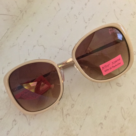 Betsey Johnson Accessories - Betsey Johnson Nude & Gold Metal Frame Sunglasse